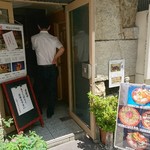 Sushi Sada - 入口付近