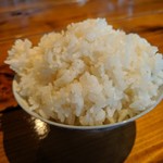 Hakata Teppanyaki Niku Domannaka - お茶碗は小さいけどこんもりと盛られたご飯