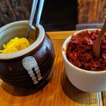 Hakata Teppanyaki Niku Domannaka - 沢庵と辛味