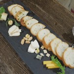 トリワイン ＰＩＫＯＳＨＨＨＵ - こだわりのチーズ盛り合わせ