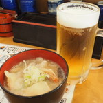 廻鮮寿司 塩釜港 - あら汁250円と生ビール550円。