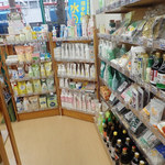 コアハウス - 店内は一般的な自然食材店のそれと同じラインナップのほか、当地の無農薬野菜多いミャ