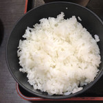 食処はる 澤の家 - お櫃の御飯、少し硬めな炊き加減、もう少し多いと嬉しい。