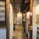 食処はる 澤の家 - 入口から、通されたのは左側。