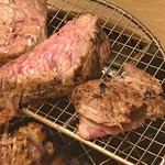 牛角食べ放題専門店 - ともさんかく
      焼けて、切って、待機中