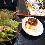 Yakiniku Sakaba Gyuudou - サラダ､お豆腐､キムチ…アップ