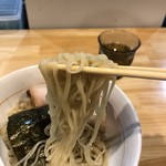川の先の上 - 麺はつるつる・しこしこの中太麺でコシが強く食べ応えがあります