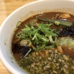 川の先の上 - 刻みネギ、長ネギ、メンマ、海苔、ナス、オクラ、きのこ、ミニトマトが入っています