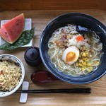 カフェアンドショップ ロータスランド - 2019/09/07
      今週のおまかせセット 550円
      〈野菜たっぷり塩ラーメン〉
      ･自家製中華麺の、野菜たっぷり塩ラーメン（手作り麻辣醤添え）
      ･チャーハン
      ･スイカ（農薬、化学肥料不使用）