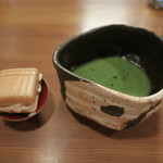 なる屋 - お薄、小菓子