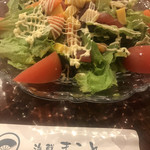 Makoto Zushi - 海鮮サラダ８００円。具材、味付け、ボリュームとも、満足度が高いサラダです(^｡^)。ドレッシングは、別皿で、と頼みましょう。。。何度同じ失敗をするんでしょう。・°°・(＞_＜)・°°・。