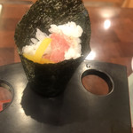 まこと寿司 - トロたく手巻き４００円。タネは美味しく酢飯と合わさって、美味しいお寿司なんですが。。。時間を置いたので、海苔が今いちになってしまいました(T . T)。手巻きはすぐに食べましょう、勉強しました
            