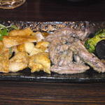 炉端処 一心 - 地鶏　皮＆せせり