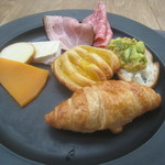 THE GATEHOUSE - チーズ盛り合わせ、シャルキュトリー、マンゴーデニッシュ、Avocadoとジャガイモのブルスケッタ、クロワッサン