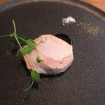 ラ・ターチ - 岩手県の白金豚 えんどう豆の新芽 シェリービネガーのソース 塩 コショウ