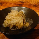 立呑み とだか - お通し　ザーサイと白滝のペペロンチーノ
