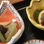 蛇の目 - 付け合せ 焚き合わせとメカブ