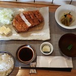 米愛豚とんかつとおばんさい みかみ - 厚切りロースカツご膳(1600円)です。
