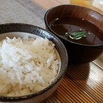 米愛豚とんかつとおばんさい みかみ - ご飯と味噌汁です。