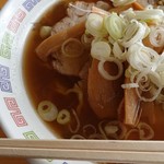 青森県立中央病院 外来食堂 - この油の層がないラーメンが青森煮干しの原型。
