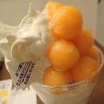 ミルク&パフェ よつ葉ホワイトコージ 札幌パセオ店 - ソフトクリームとメロンだけで、もう北海道感満載ミャ