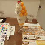 ミルク&パフェ よつ葉ホワイトコージ 札幌パセオ店 - 果汁あふれる贅沢メロンパフェ　ランナーは右下のフライヤーの割引券で10％引きミャ