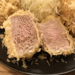 とんかつ成蔵 - 中はほんのりピンク色、旨味たっぷりシャ豚ブリアン！！