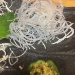 酒飯処かぐら - 見て！ツマがこんなに真っ白。液漏れが全くないのがおいしさの証明！