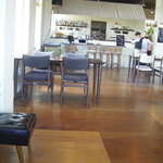 カフェ ユニゾン - カフェに置かれているテーブルやソファはデザインばらばらですが、 センスですね、いい雰囲気です。