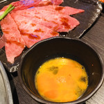 炭火焼肉屋台 たじま屋 - 溶き卵の黄色と
                                お肉の赤色が映えるww