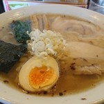 麺屋 双喜 - わたしの「しおラーメン (麺大盛無料)」(¥700-税込)が出来上がりました。熱々なので湯気がもうもうとたってます。