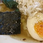 麺屋 双喜 - 煮玉子、焼海苔、ほうれん草、シナチク、刻みねぎが載ってます。
