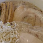 麺屋 双喜 - 右手に鎮座しているのがチャーシューです。薄めのチャーシューが2枚、薄めですが肉々しさは十分！美味しいですよ。