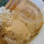 麺屋 双喜 - チャーシュー綺麗でしょっ。手前に赤く小さなものが浮遊してますが、これは焦がし葱油だそうです。他にも美味しさの秘密が入ってると思います。次回店主さんに聞こ！