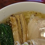 麺屋 双喜 - ほうれん草、シナチク、チャーシュー、そしてスープの感じが分かりますかね。
