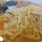麺屋 双喜 - 麺は、中太平打ち多加水の手もみ麺ですから、食感は「てゅるてゅる」してて喉越しが良いですよ。