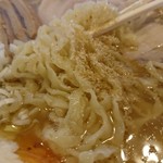 麺屋 双喜 - すりゴマ(白)があったので少々振ってみました。何も足さなくて良いみたいです。この「しおラーメン」は。