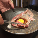 焼肉セナラ - 「深谷牛の大判炙りユッケ」980円