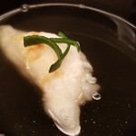 緒方 - ②鱧餅、利尻昆布&羅臼昆布の出汁のお椀
      透明感があって輪郭が明確なキレのある味わい
      それ以外の旨みの食材が分からない
      鰹節やいりこやあごの香りはしないし
      
      お伺いすると羅臼昆布とのこと
      まだまだです