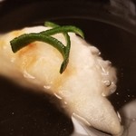 緒方 - ②鱧餅、利尻昆布&羅臼昆布の出汁のお椀
      鱧(焼き霜でしょうか？)を包んだ餅を炭火で焼いてあり、芳ばしい。
      箸を入れると透き通ったお出汁に鱧の脂が拡がり、もう一段と味わいが深くなります。