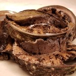 緒方 - ③生黒鮑(長崎県五島列島産)、肝醤油
      黒鮑の産卵期は秋～冬、旬は初夏～夏
      立派な黒鮑です♪ヽ(´▽｀)/