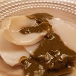 緒方 - ③生黒鮑(長崎県五島列島産)、肝醤油
      黒鮑は回りをトリミングして、貝柱と本体のみに。
      やや厚めに切り分けたものに肝醤油が掛けてあります
      口に入れると直ぐに磯の薫りが拡がります。
