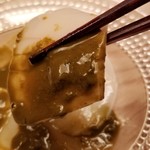 緒方 - ③生黒鮑(長崎県五島列島産)、肝醤油
      貝柱の先端部はコリコリ、本体に近づくほど軟らかく
      食感の違い、旨みの違い、その振れ幅が楽しめます
      食べ比べが嬉しい
      本体の軟らかさ&優しい旨みは上質な黒鮑ならでは