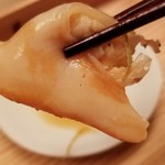 緒方 - ④炙り石影貝(岩手県三陸産)
      正式名称は蝦夷石影貝(石垣貝とも言われる)
      産卵期は冬～春、旬は夏～秋
      炭火で炙られて旨みが活性化し、海の豊潤さを感じさせる味わいに。