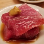 緒方 - ⑤本鮪(青森県風合瀬産)中トロのヅケ
      日本近海の本鮪の産卵期は春～夏、旬は初秋～冬。
      中トロを舌の上に載せ体温で温めると脂がすっと消えていきます。
      今回で一番オーソドックスなお料理