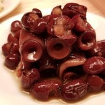 緒方 - ⑥真蛸の小倉煮
      産卵期は初夏～初秋、2度目の旬は身の旨みが増す雄が主役。
      これは吸盤が不揃いだから雄蛸。
      雄は雌比べ筋肉質で濃厚なのですが、軟らかく煮られ、しっかり噛むことなく深い旨みが味わえます。