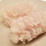 緒方 - ⑧鱧の湯引き、皮の油焼き、鱧の浮き袋蒸しを添えて、生姜ポン酢で
      鱧の産卵期は夏、旬は初夏と晩秋の2回。
      鱧の浮き袋はクニュクニュとしつつ、味わうとゼラチン質で旨みがあり、ナニコレ？的な美味しさ。