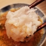 緒方 - ⑧鱧の湯引き、皮の油焼き、鱧の浮き袋蒸しを添えて
      そして鱧自体は非常に手間が掛かっており、皮の味わいもコクがある。
      生姜ポン酢も絶妙で素晴らしい。