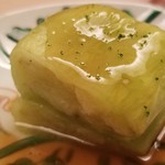 緒方 - ⑨焼き長茄子の出汁餡掛け
      ここでサッパリとした長茄子が登場。
      出汁餡が絶妙にマッチしています。
      この強から弱そして強へとの振れ幅が緒方大将の狙いかもしれません。