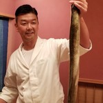 緒方 - ⑩大鰻(滋賀県琵琶湖産)
      大きいが普通のニホンウナギ
      性転換する魚
      産卵期は初夏～晩秋、マリアナ海嶺付近で産卵
      幼生から稚魚に変体するのはフィリピン沖
      黒潮に乗り日本近海に戻って来ます
      旬は秋～晩秋